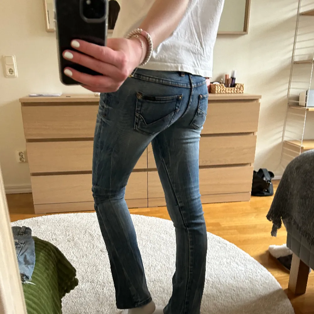 Lågmidjade jeans från only i mycket bra skick!! Säljer på grund av att de är för korta för mig som är 175 cm. . Jeans & Byxor.