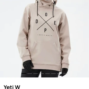 DOPE skidjacka - Säljer denna snygga skidjacka, använd 2 skidsemester så i väldigt bra skick. Nypris 1600. Storlek L och sitter bra ( lite oversized ) på mig med S 💕