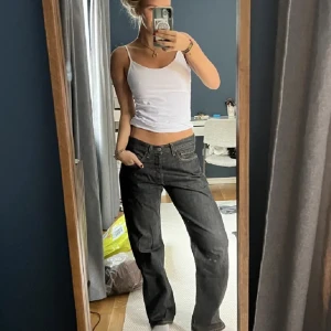 Levis baggy jeans - Säljer dessa Levis jeansen då jag inte får användning av dem! Finns ett insytt snöre i midjan så man kan strama åt om man vill (inget som syns)❤️