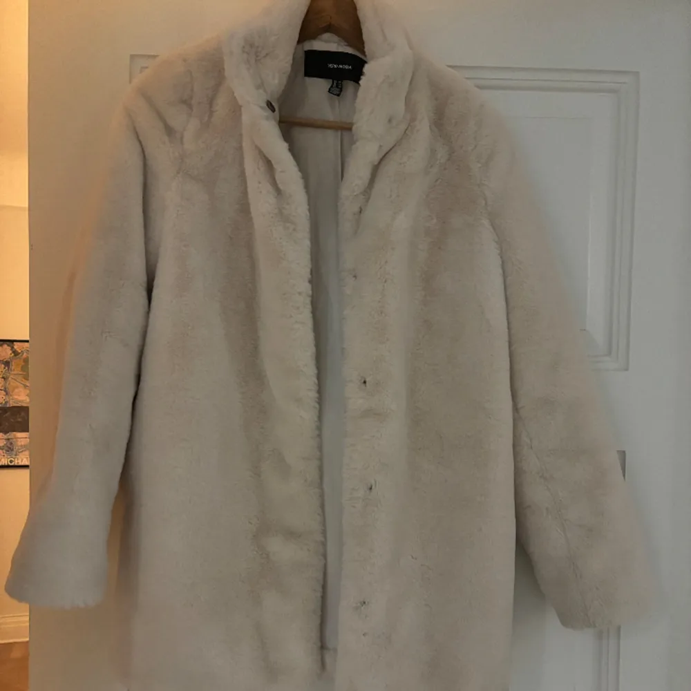 Säljer nu denna jätte fina vita päls jackan aldrig andvänd och Jötte fint skick. Nypris 600 säljer för 350. Jackor.