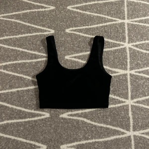 Svart crop top - En svart Crop top från bikbok i mjukt material. Inte använd så många gånger och passar till det mesta. Köparen står för frakt🌟 