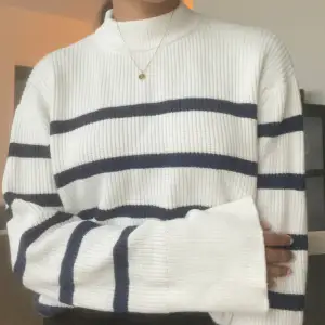 Marineblå og vit tröja med striper på. I størrelse xs. Veldig ny, brukt fåtal ganger. 