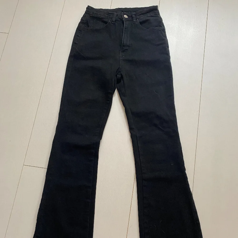 Svarta jeans med slits längst ner, inga fläckar eller hål, inga täcken på användning🫶🏻säljer för 200kr+frakt, i storlek xs (32/34)🫶🏻 de är stretchiga och super sköna🫶🏻. Jeans & Byxor.
