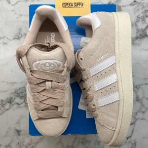 Adidas Campus 00s ”Wonder White”  - Hej, Säljer ett par av dem väldigt populära adidas campus 00s i färgen ”wonder white” i storlek 39 1/3. Helt nya och oanvända.   Kvitto finns tillgängligt.  Skicka ett dm vid frågor eller mer bilder. 