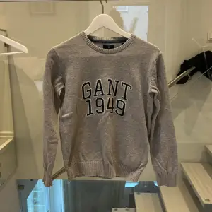 Grå Gant tröja, unisex. Storlek 11-12 år. 