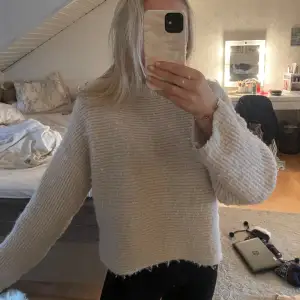 Jättefin Stickad tröja ifrån bershka i storlek Xs, lite smått nopprig men går att noppra bort, annars i bra skick, säljer då den inte kommer till användning längre💞beige/rosa