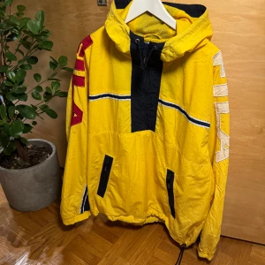 Vintage Fila anorak jacka 90s - Mycket fin retro vindjacka från 90-tal. Liten fläck som knappt syns finns på sidan.  Kolla gärna in mina andra annonser med retrokläder.