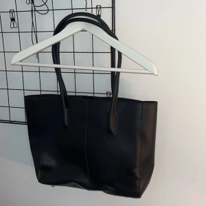 Väska - Aldrig använd och köpt från shein, får plats med dator till skolan! 