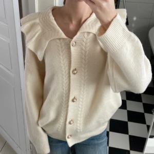 Stockh LM tröja  - Stickad tröja från Stockh LM i strl L , sitter snyggt oversized på mig som är en S, använd en gång så den är som ny!🙌🏼