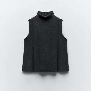 Tröja från Zara  - Säljer nu min ramlösa populära tröja från zara helt ny! Storlek S, grå svart färg. Säljer för 120kr köpt för 229🩷