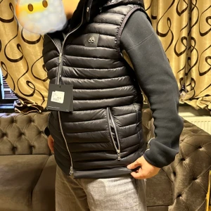 Mosse knuckles väst  - Helt ny mosse knuckles väst med prislap,storlek M 