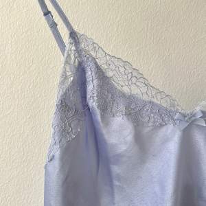 Så fint ljusblått nattlinne i ett silkesliknande tyg från Victoria’s Secret med spets och strass. Använd sparsamt och är i mycket fint skick.
