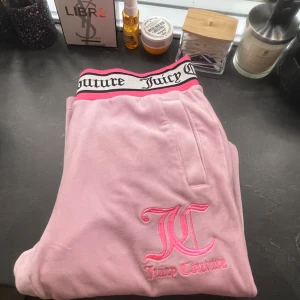 Rosa juciy sett  - Rosa Juciy sett💗 Byxorna i M men går även om du är en S i dom. Tröjan är storlek S.  Detta finns inte att köpa online  Bra skick!! Jag står inte för frakten. 💞
