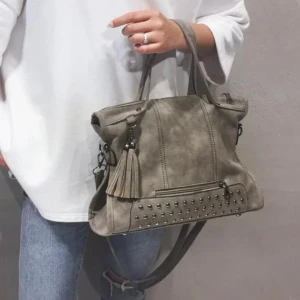 Grå väska - Jättefin väska med många fack i bra skick! Lite grön i nyansen men färgen är grå. Får plats med jättemycket!