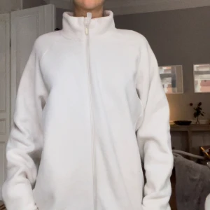vit fleece  - varm fleece tröja från uniqlo 