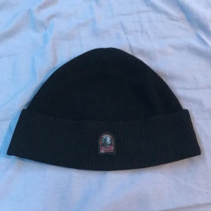 Parajumpers Mössa  - Säljer nu en parajumper mössa som jag inte längre andvänder, mössan är i perfekt skick och har inga hål osv, priset kan diskuteras vid smidig afär!