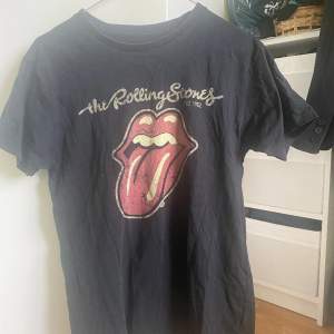 Säljer denna coola vintage Rolling Stones t-shirten, i toppen skick. Endast använd ett fåtal gånger. Super bekväm att ha på sig och i storlek M, men skulle säga att den passar både S och L med beroende på hur man vill att den ska sitta <3 