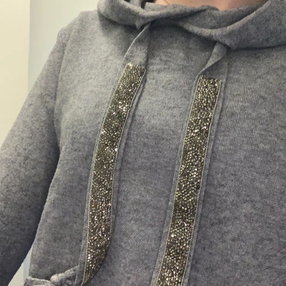 Grå Stickad hoodie från zara med kristaller på banden⚡️. Jätte mjuk och skön. Köpt second hand . Hoodies.