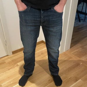 Lee jeans - Väldig snygga Lee jeans som är sparsamt använda men sälja pågrund av för små💫💫 Storlek W34 L30