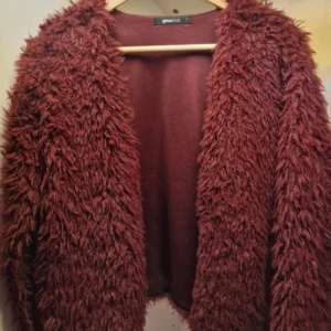 Päls kofta/ jacka - En jätte fin vinröd pälskofta/jacka som är perfekt till våren. Tyvärr passar den inte mig.💘