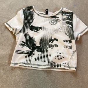 crop top - har inte använts på jätte länge och ser ut som den är helt ny.  den är vit men ”människorna” på toppen är mörk mörk gröna typ. den är XS men funkar som crop top