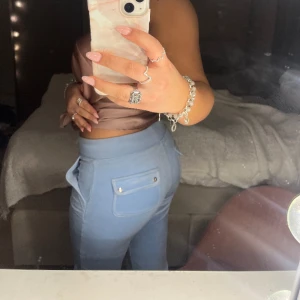 Ljusblå juicy couture byxa🩵 - Säljer nu mina älskade juicy couture byxor i en fin ljusblå färg🩵 Storlek S på dessa och dem är köpta på Raglady i Göteborg. Säljer eftersom jag ej får användning av dessa men dem är i nyskick.
