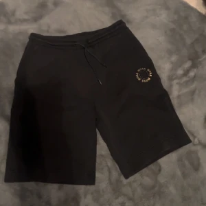 Hugo boss shorts  - Tja! Säljer ett par svarta Hugo boss shorts i strl M, skulle säga att dom är i använt men bra skick! Nypris 1000kr säljer för 400kr!
