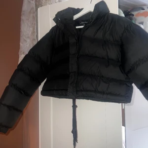 Cropped Puffer jacket (jfr) - Mycket bra skick, använd fåtal gånger. Pris kan diskuteras!