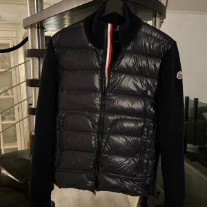 Moncler jacka  - Jackan är som ny, otroligt bra deal för en äkta jacka som ska bort fort!