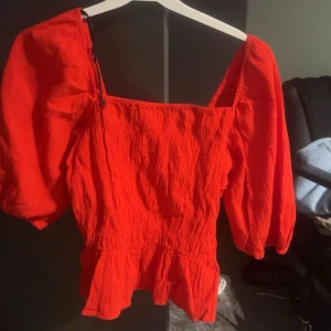 Röd blus - Jättefin röd blus ifrån h&m som aldrig är andvänd