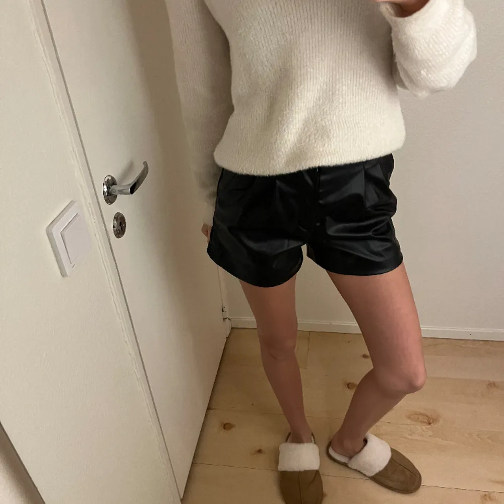 Jätte fina skinn shorts. Köpta för ett tag sedan men aldrig använda. Diskuterbart pris. . Shorts.