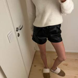 Jätte fina skinn shorts. Köpta för ett tag sedan men aldrig använda. Diskuterbart pris. 