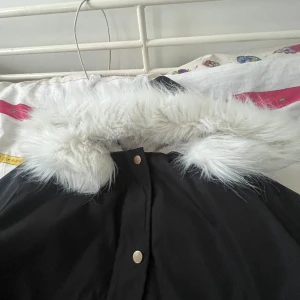 Jacka - Hej till dig! Du som är sugen på en varm och skön jacka kan du jätte gärna höra av dig här! Information om jackan: Det går möjligtvis och ta bort pälsen på luvan, men i mitt samtycke tycker jag att det passar mycket bättre med päls på luvan. 