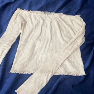 Newyorker off shoulder - Vit tröja från newyorker. Bara legat i garderoben knappt använd. Jätte bra skick! Den är off shoulder. Vid bilder eller intresse hör av dig💗
