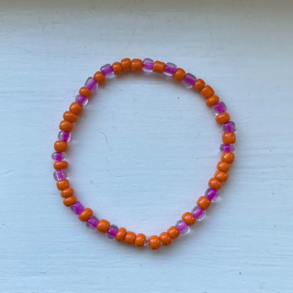 Oranget och rosa pärlarmband<3 Omkrets ca 16cm. Accessoarer.