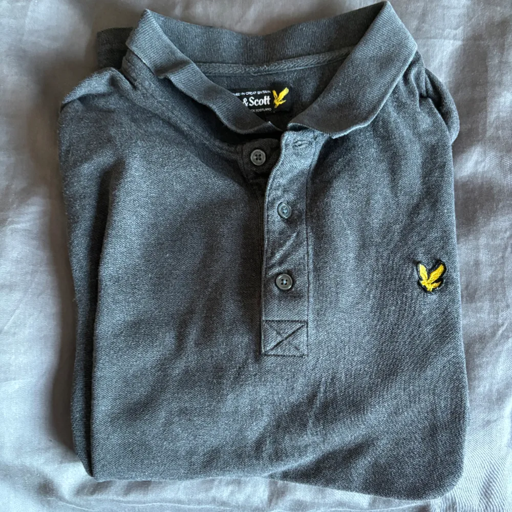 En fin lyle & scott t-shirts som nästa aldrig har använts || den är grå || storleken på tröjan är XL || fler funderingar eller tankar så kontakta oss||. T-shirts.