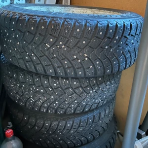 Vinterdäck med fälg.  - 185x 65x 14. Alla fyra däck för 1500kr