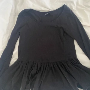 Volang tröja - Svart långärmad volang tröja från Gina tricot, storlek xs, Använd fåtal gånger. Säljer pga att jag inte använder den. Skriv för mer info eller bilder.