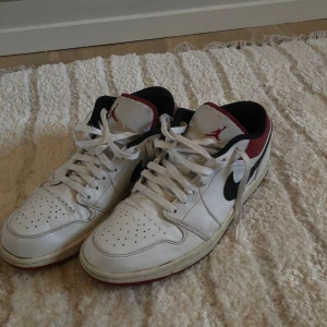 AIR JORDAN 1 - Säljer detta svär snygga par air jordan med snygga detaljer, röd sula. Bra skick men lite slitna, tex i hälen (se sista bild) men är inget som märks av eller känns.❤️ Ny pris ligger runt 4000kr❤️ Skriv privat vid frågor eller för fler bilder❤️
