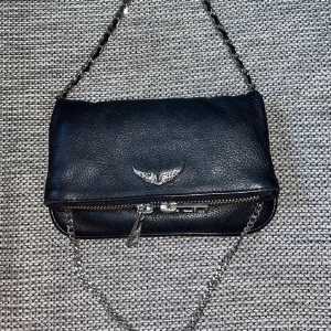 Söt Zadig väska  - En jätte söt Zadig väska, väldigt liten men jätte fin till vad som, köpt nydligen av en annan tjej på Plick som haft den innan, skriv vid frågor elle bilder! 