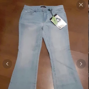 Supersnygga lågmidjade bootcut jeans!  - I storlek 36, kommer inte till användning men supersnygga lågmidjade med utsvänga ben! 