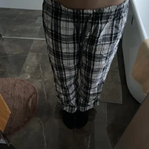 pyjamasbyxor  - rutiga pyjamasbyxor i nyskick. säljer pga för korta (är 168)