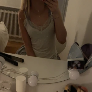 Vitt linne  - Linnet är i st S och har en spets kant upptill, banden går att ända längd också. Linnet är i väldigt bra skick men lappen är bort klippt pga den kliade. Köpt på new yorker💞