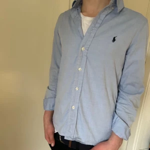 Ralph lauren skjorta(slimfit) - En schysst skjorta som är perfekt till sommaren utan några defekter alls. Modellen är ca 166 och väger ca 52 kg. Pris kan diskuteras för snabb affär. Kom privat för vidare info.