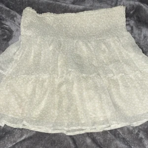 Kjol  - Tycker kjolen e jätte fin men tyvärr är  kjolen för stor  100kr plus frakt 