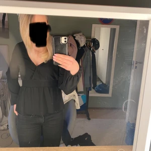 Fin blus - Säljer en svart blus, vet inte märket men det står Nly trend💕 strl 34, duger inte priset så föreslå något💛