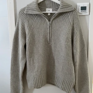 Halvzip tröja - Så snygg stickad tröja med halvzip!! Använd gärna köp nu💕💘💘