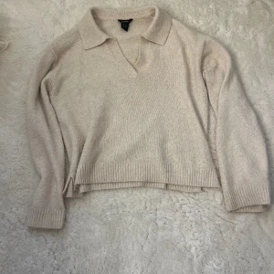 Stickad tröja med krage  - Stickad tröja med krage från Lindex. Köptes för 400kr på Lindex och säljer för den inte längre används. Det är storlek M men skulle säga att den är som S. Hör av dig vid intresse eller frågor❤️