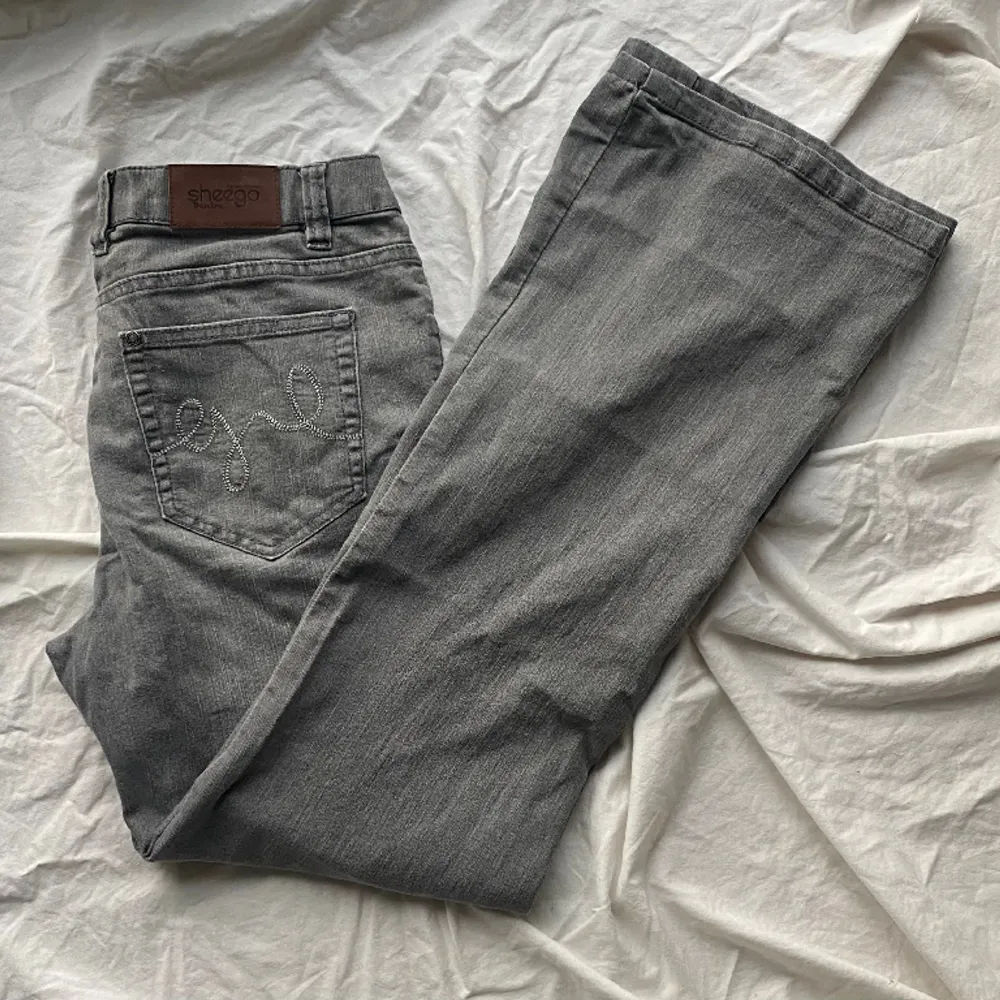 Supersnygga lågmidjade vida jeans. Bara att skriva om du har några frågor eller vill ha fler bilder (kan tyvärr inte skicka med dem på)🌸🌟. Jeans & Byxor.