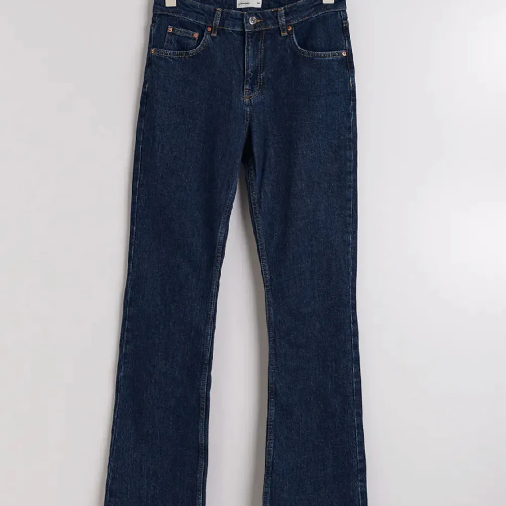 Säljer dessa då de tyvärr är för stora, modellen full length flare från Gina tricot💕. Jeans & Byxor.